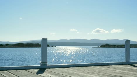 Blick-Vom-Pier-über-Glitzerndes-Wasser-Auf-Inseln-Und-Berge