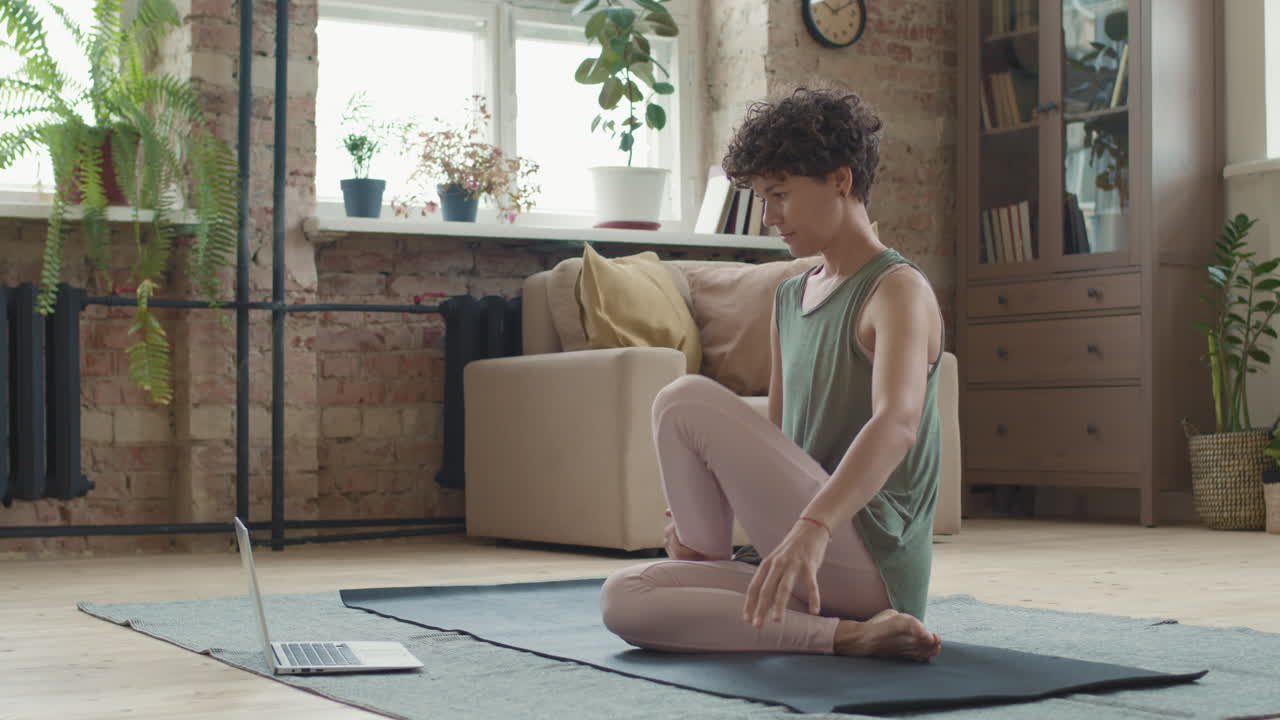 mujer practicando yoga en casa