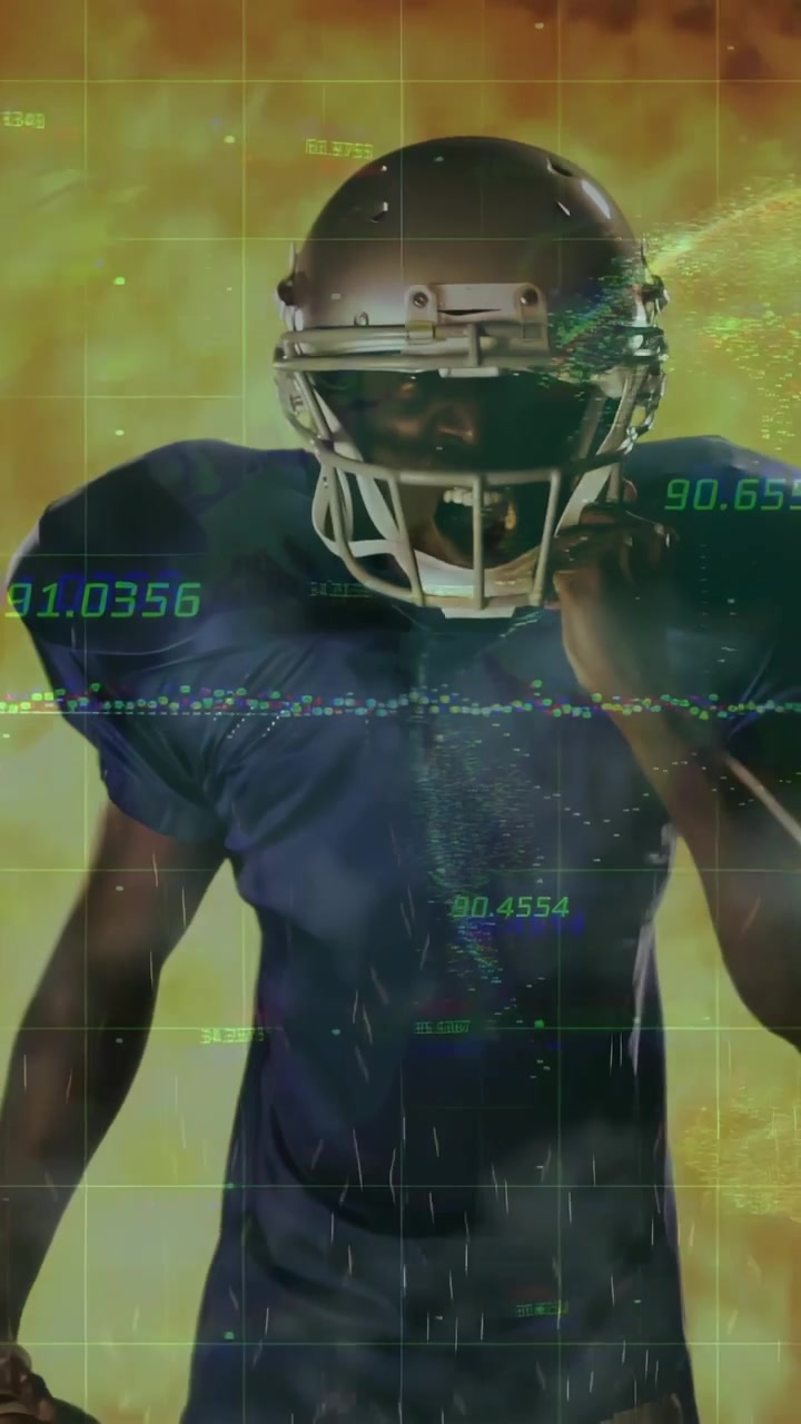 Giocatore di football americano con maglia blu che si sistema il casco e tiene saldamente il pallone al petto in studio, sovrapposizione HUD.