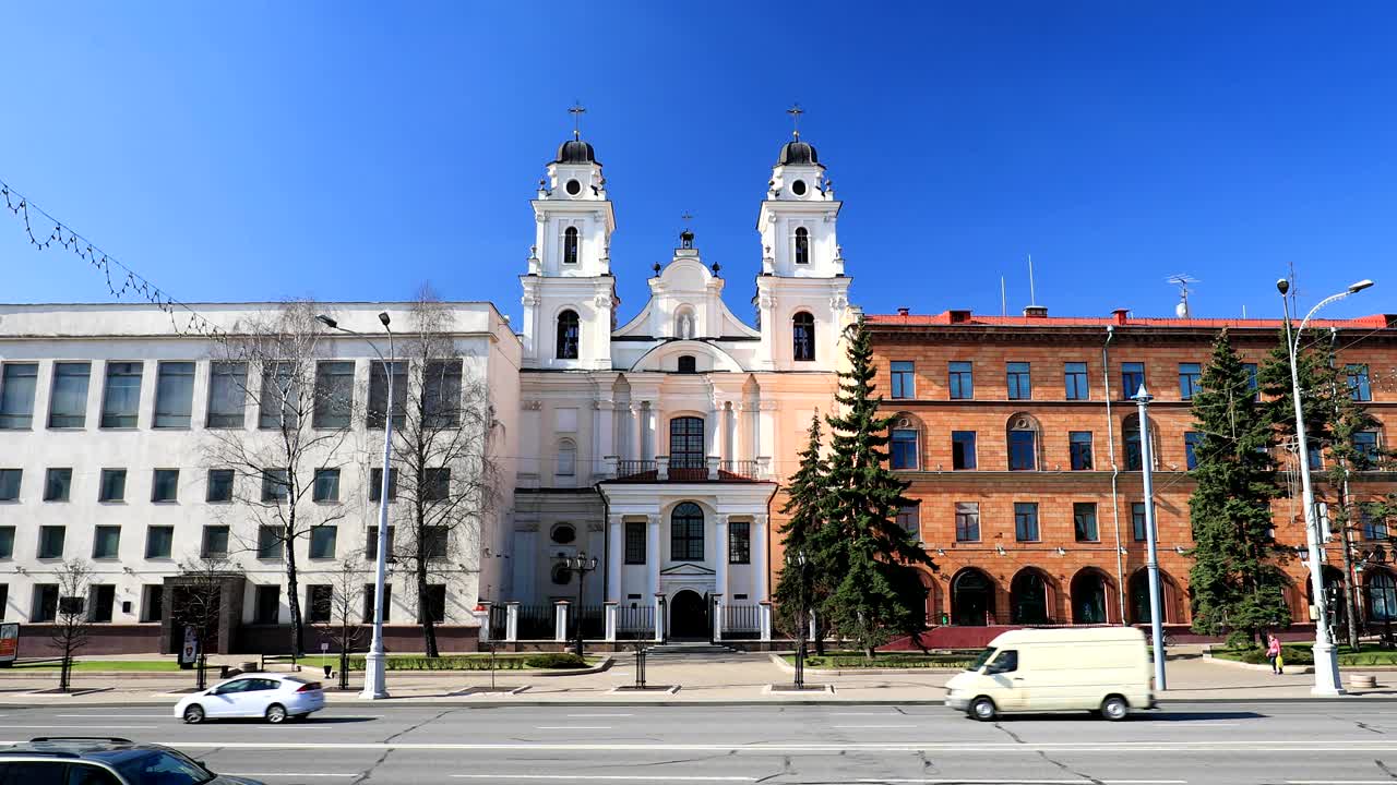 벨라루스 민스크 성모 마리아 대성당과 벨라루스의 프랑스 대사관 건물의 일부