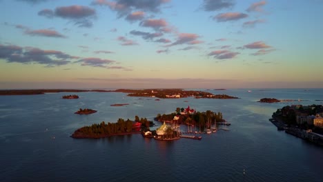 Toma-Aérea-Descendente-De-Las-Pequeñas-Islas-En-El-Golfo-De-Finlandia-Frente-A-La-Costa-De-Helsinki