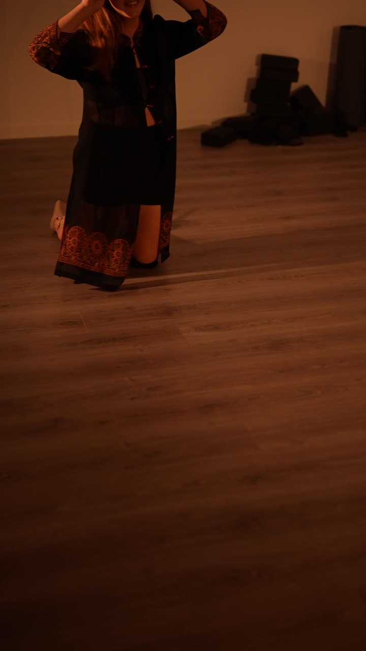 mujer arrodillada en un vestido de moda