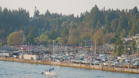 Lado-Pan-Cámara-Lenta-De-Horeshoe-Bay-Vancouver