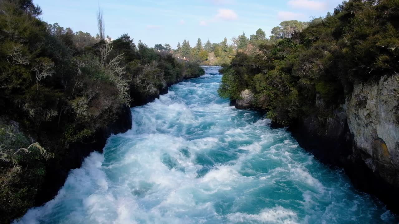 Cascate Huka impetuose e a rapida corrente sul fiume Waikato, dal Lago Taupō nell'Isola del Nord della Nuova Zelanda Aotearoa.
