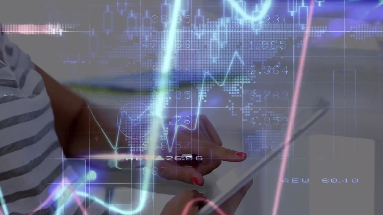 procesamiento de datos financieros sobre el mapa del mundo contra la mujer caucásica usando tableta digital