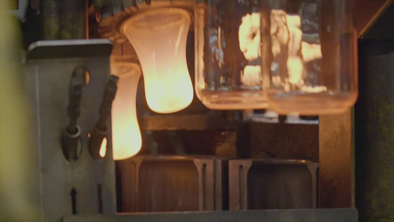 공장에서 유리 직물 생산의 근접 촬영