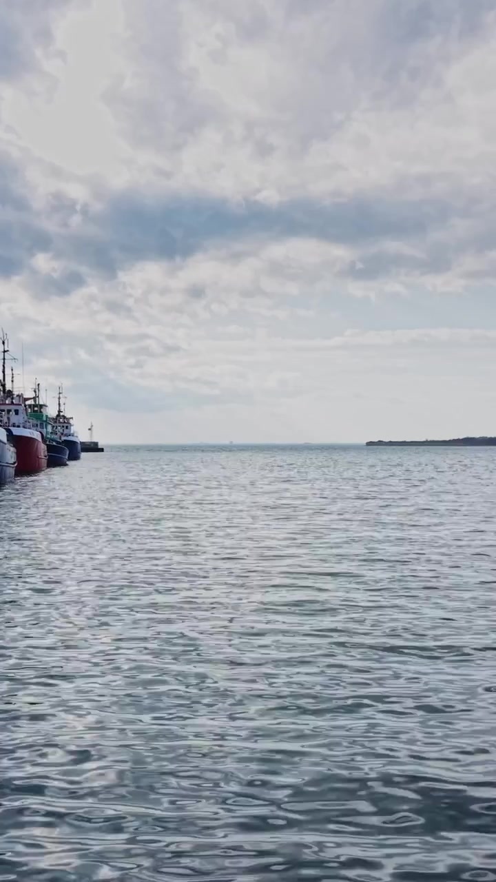 Barcos atracados em um porto em Nesebar, Bulgária, em um dia nublado