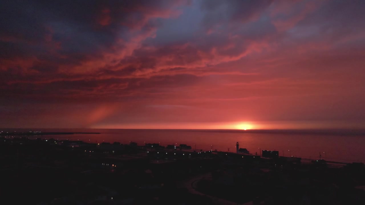 Dronekuvaa loitontuen auringonlaskusta Gaspésien rannalla