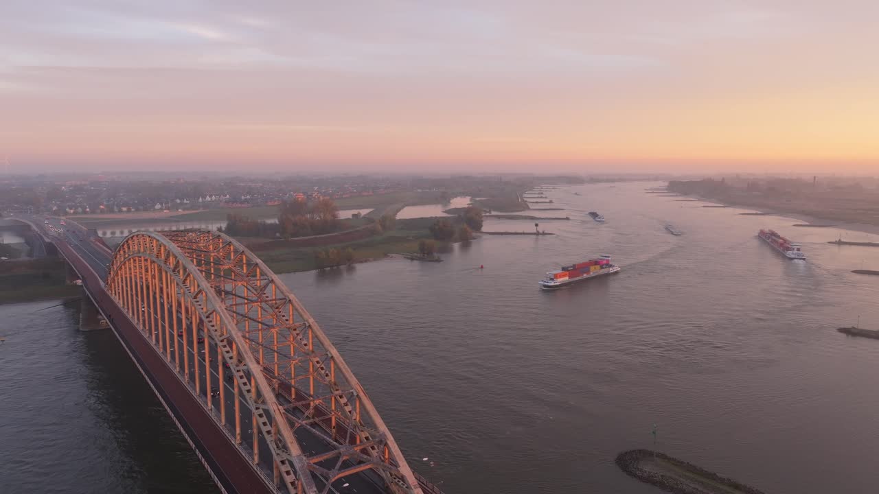 Vista aerea del ponte Waalbrug con nave fluviale e skyline di Nimega