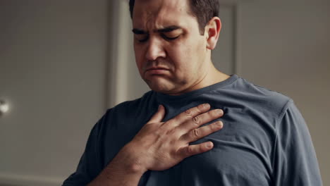hombre con dolor en el pecho