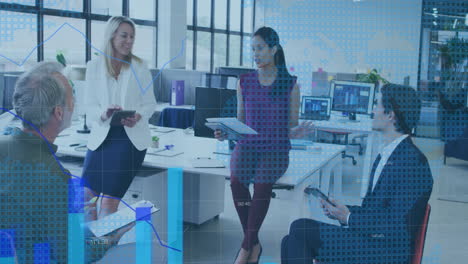 animación del procesamiento de datos sobre diversas personas de negocios que trabajan en la oficina