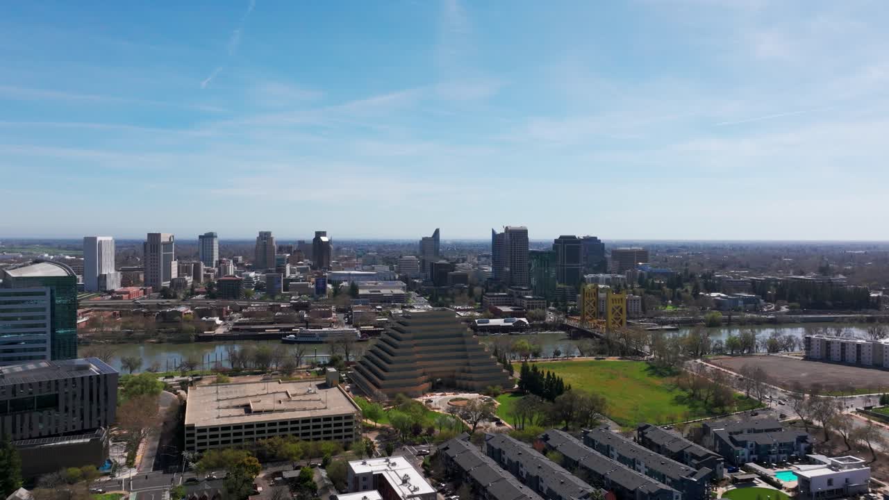 캘리포니아 사크라멘토 시내의 높은 고도 드론 공중 촬영