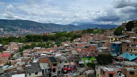 Drohne-Der-Nächsten-Stufe-über-Der-Gemeinde-13-In-Medellin,-Kolumbien