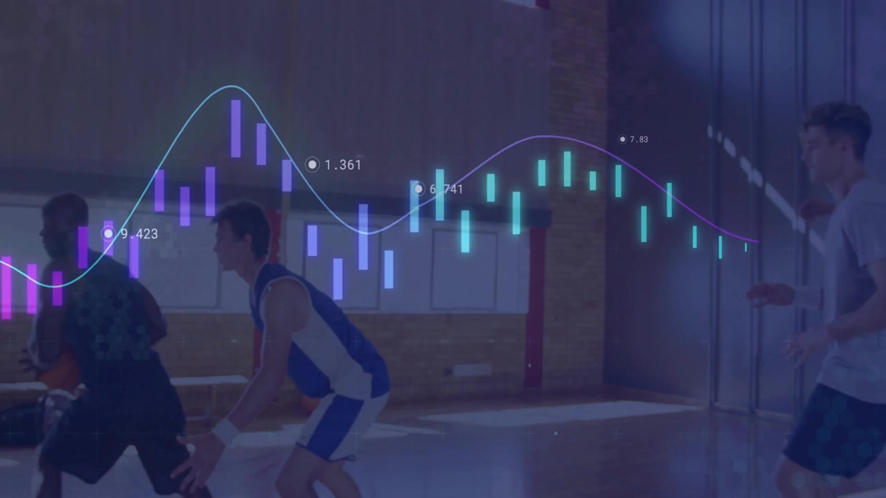 Basketballspillere træner på indendørs bane med digital data-overlay