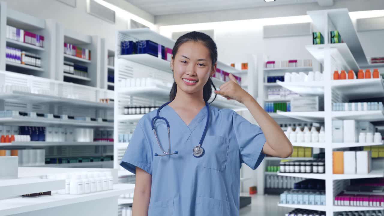 약사가 전화하는 제스처