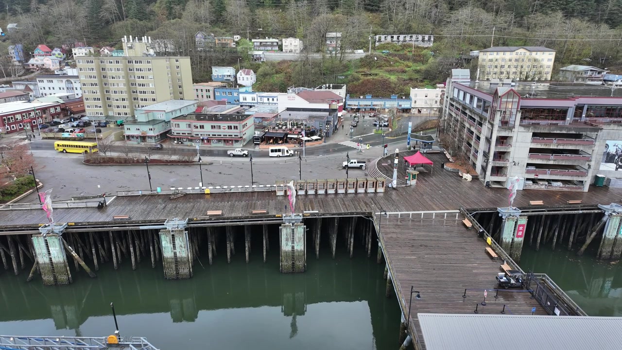 Porto crocieristico nel centro di Juneau, Alaska, con turisti che si affrettano come formiche a tornare alla nave da crociera.