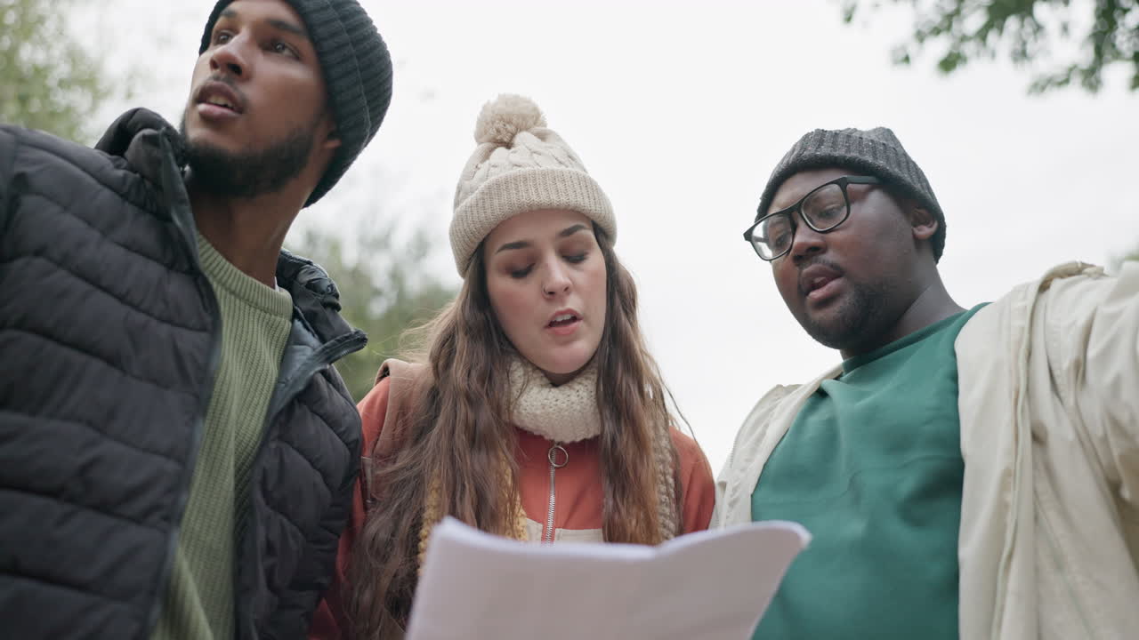 하이킹, 자연 및 지도와 함께 길을 잃은 사람들