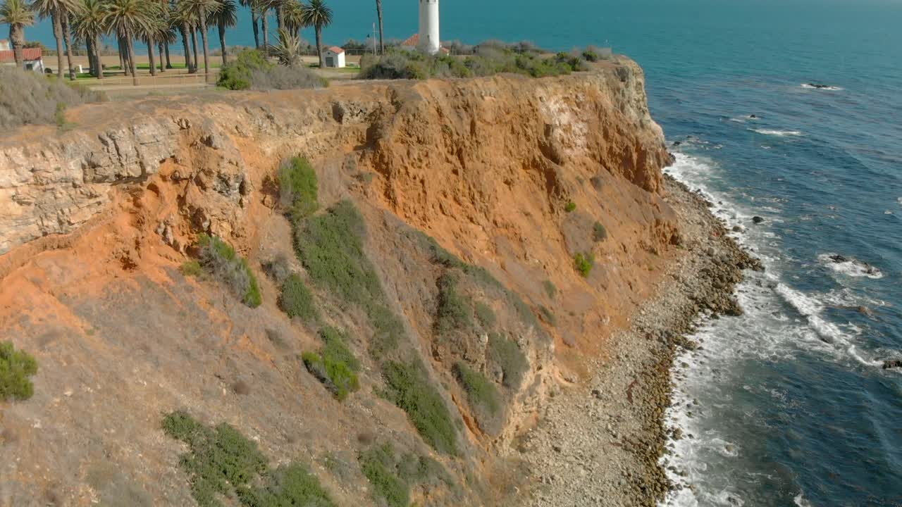 вид с воздуха на маяк в палос-вердесе, калифорния