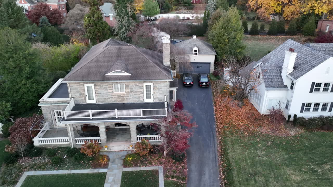 toma aérea de establecimiento de una casa de lujo en ee.uu.