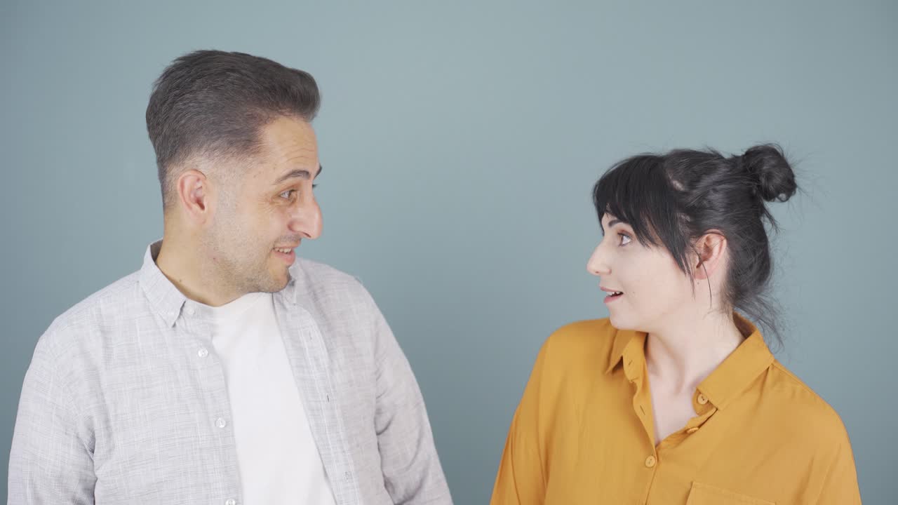 la pareja diciendo "wow" a la cámara.