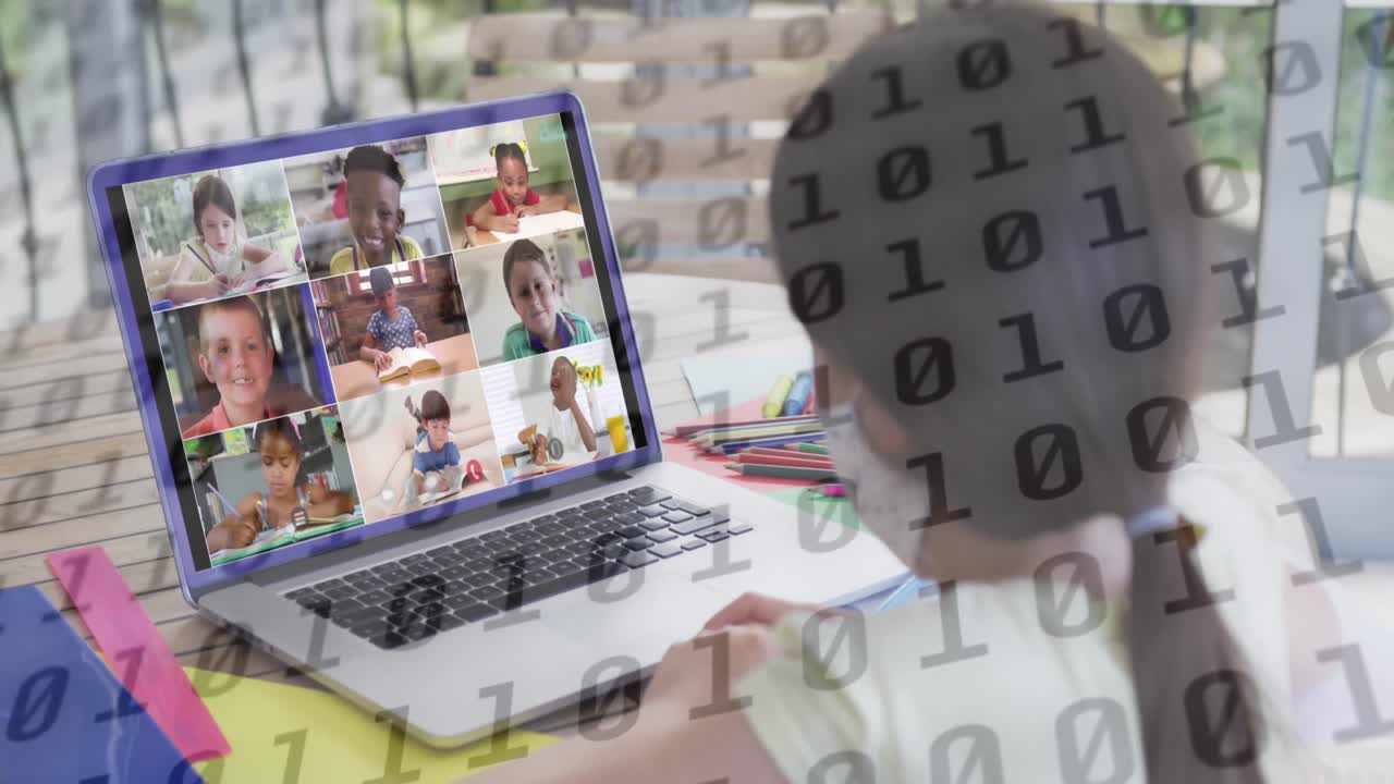 animación de codificación binaria sobre una colegiala haciendo una videollamada escolar con escolares