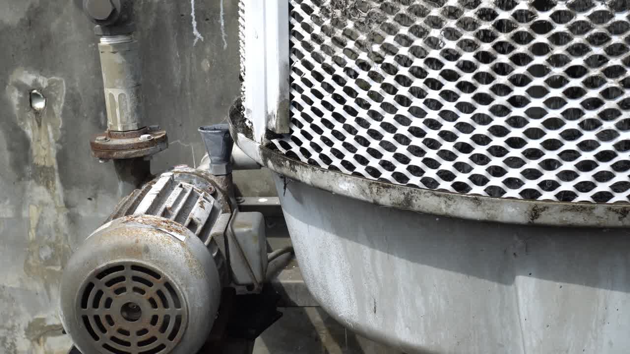 큰 공기 압축기는 바에 있습니다. 외관은 고 녹색입니다. 낮은 각도.