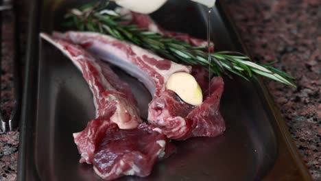 preparando costillas de cordero con romero y ajo