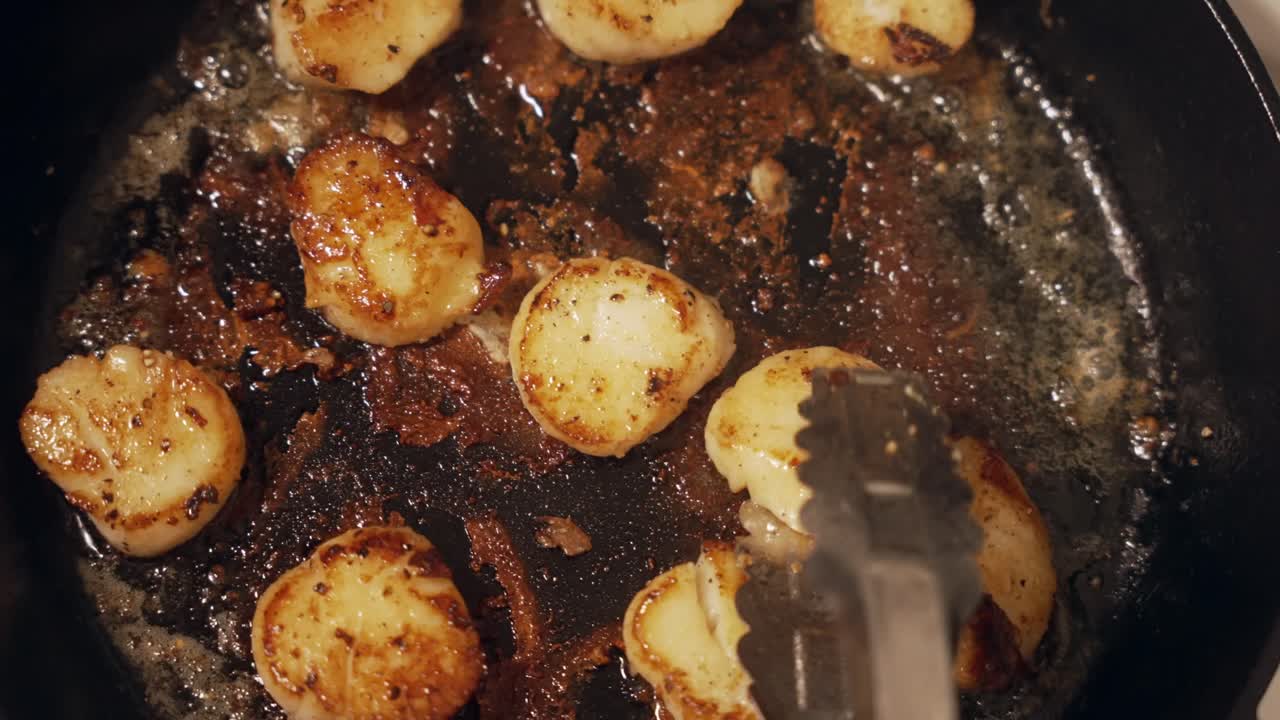 하향식 샷, 가리비가 뒤집히고 프라이팬에 갈변, 클로즈업