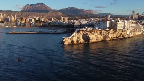 Benidorm,-España-Con-Vistas-Al-Horizonte-Y-A-La-Montaña-Puig-Cabana---Panorama-De-Paralaje-Aéreo