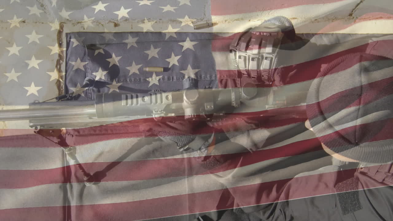 Persona che imbraccia un fucile, con sovrapposizione della bandiera americana, simboleggia patriottismo e difesa.