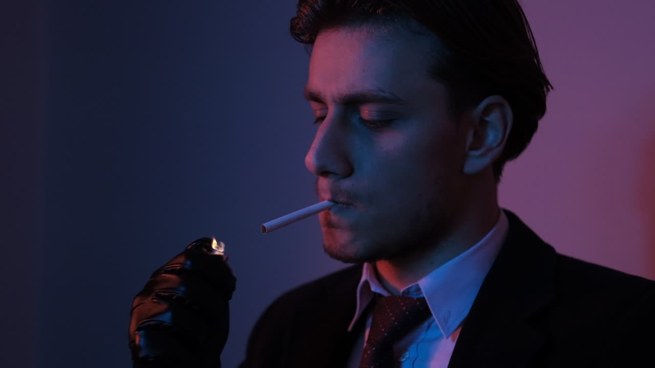 보라색 필터를 가진 담배를 피우는 남자