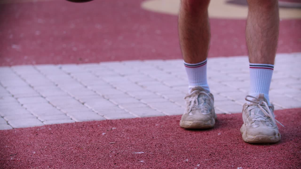 농구장 에서 뛰고 공 을 때리는 사람