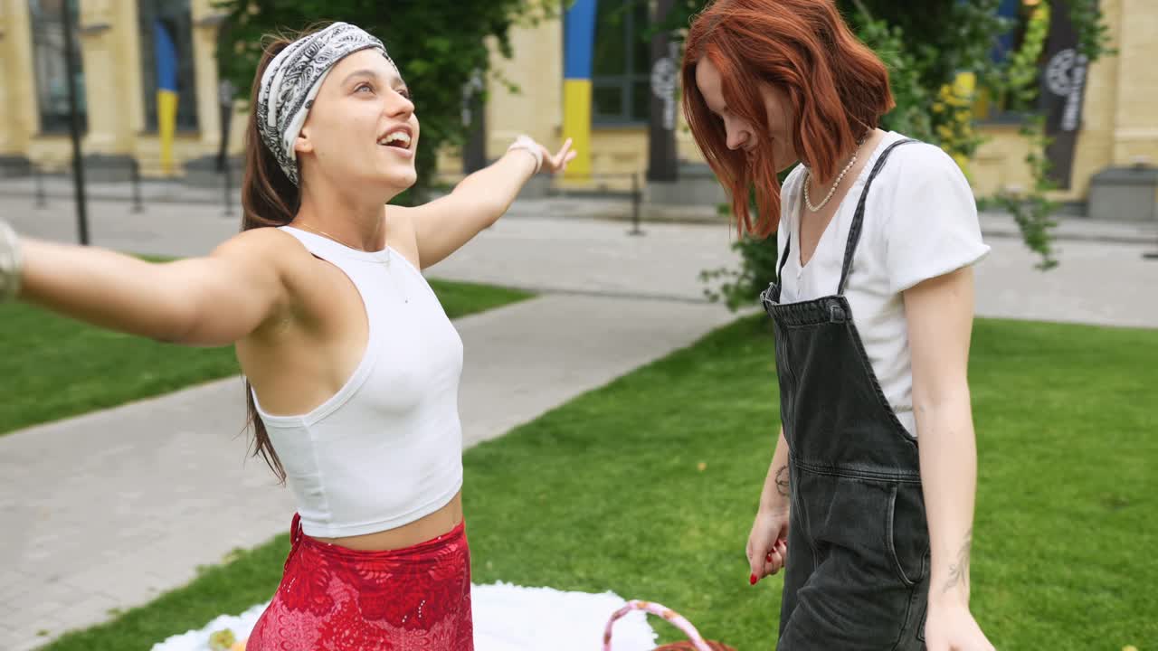 여름 날 을 즐기는 두 젊은 여자