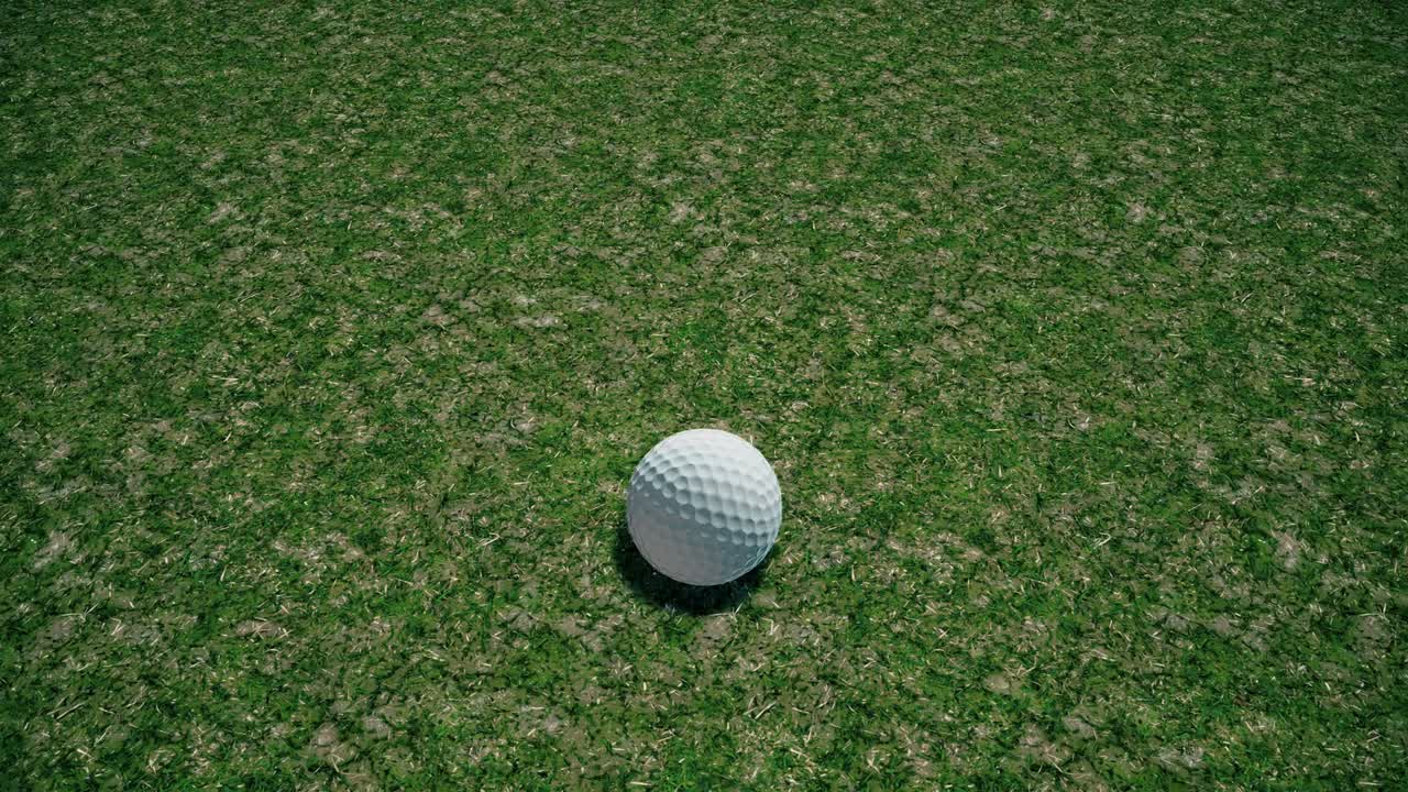 Una pallina da golf senza marchio che rotola lentamente lungo il fairway del campo da golf o attraverso il putting green - loop continuo