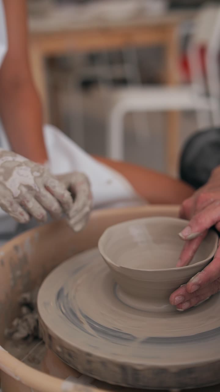 도자기 바 에 점토 를 는 손 들