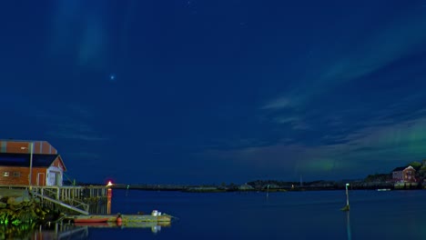 Júpiter-Y-La-Aurora-Boreal-Brillan-Detrás-Del-Cielo-Nocturno-Nublado-Sobre-El-Asentamiento-Alrededor-Del-Pequeño-Puerto-De-Barcos-Protegido-Por-El-Rompeolas