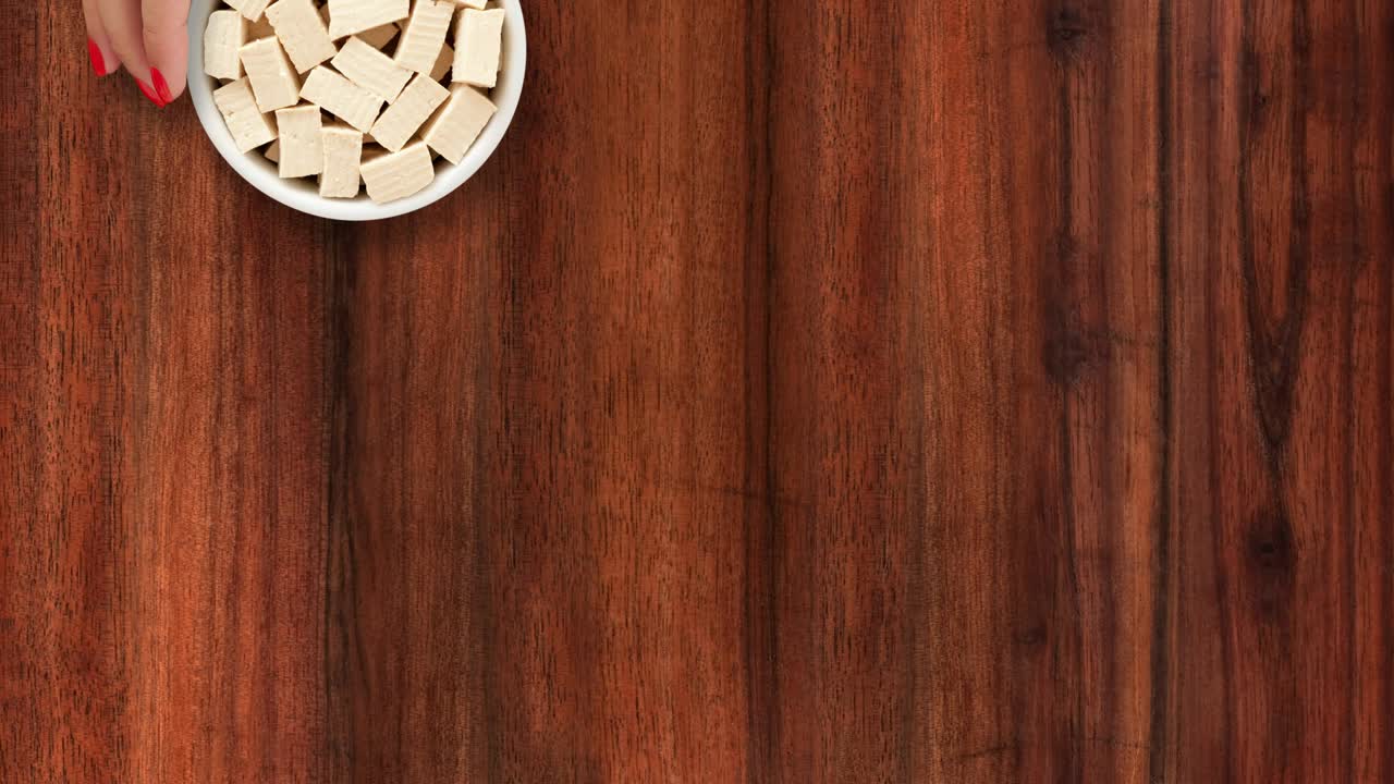 ofreciendo tofu duro picado