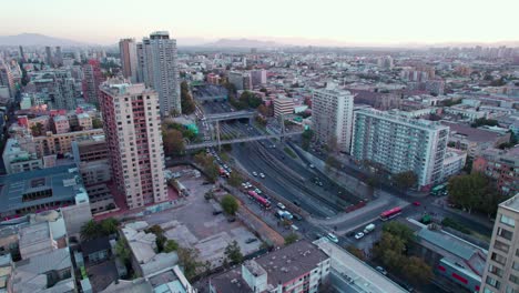 Paso-Elevado-De-Drones-Zona-Residencial-Del-Centro-De-Santiago-Hacia-La-Estación-De-Metro-De-Santa-Ana,-Tráfico-En-La-Carretera-Central