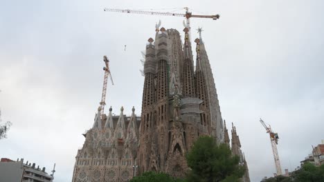 Después-De-144-Largos-Años-De-Construcción,-La-Sagrada-Familia-Es-La-Iglesia-Católica-Inacabada-Más-Grande-Del-Mundo-Y-Forma-Parte-Del-Patrimonio-Mundial-De-La-Unesco.