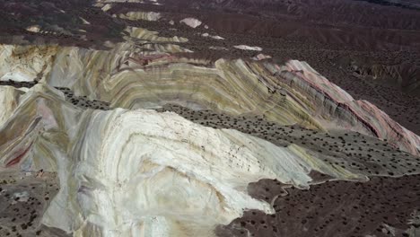 flyover colores etéreos en la montaña de los siete colores en argentina