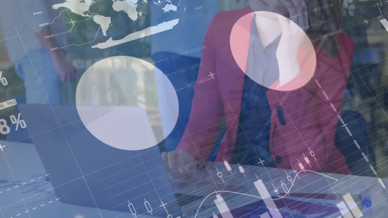 animación de procesamiento de datos estadísticos sobre una mujer caucásica que usa una computadora portátil quitándose las gafas en la oficina