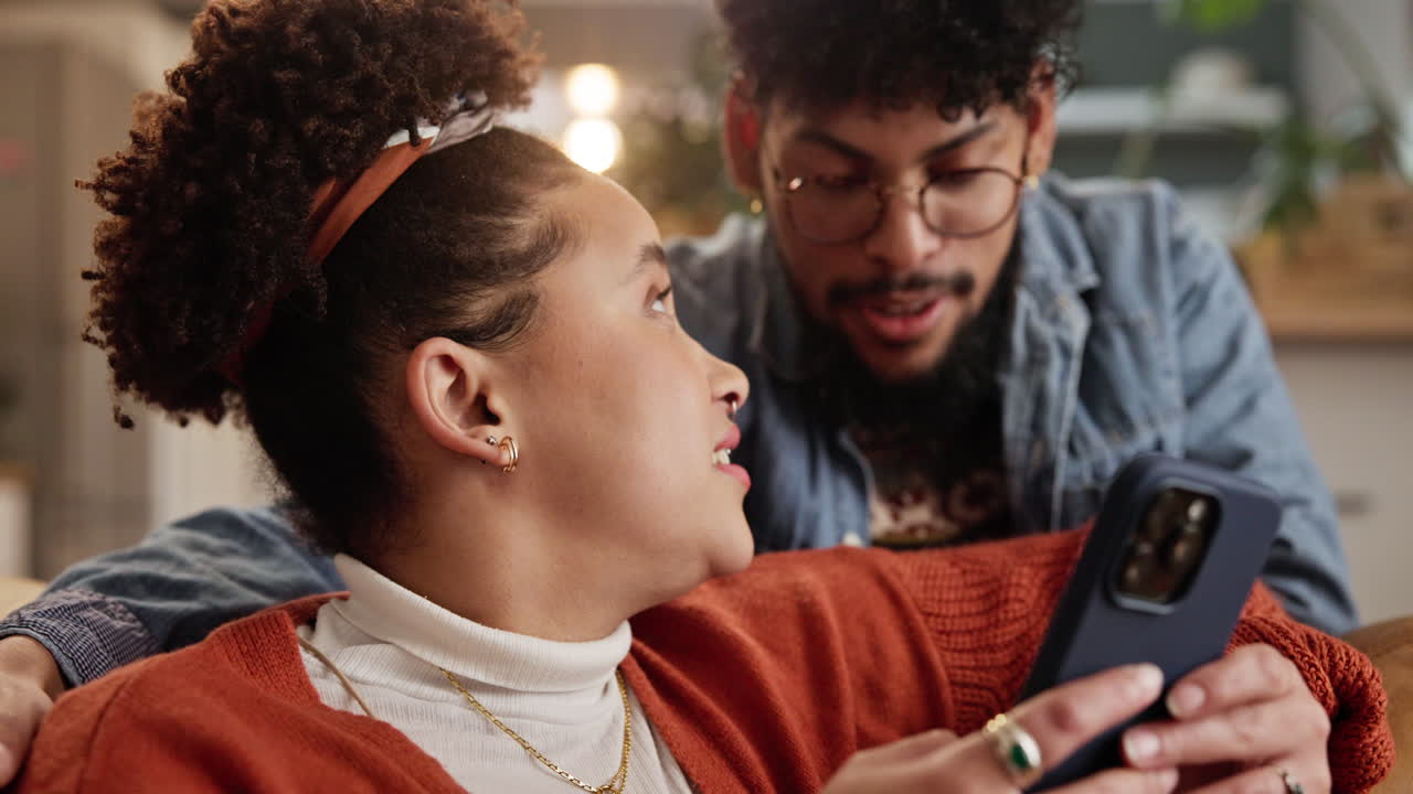 pareja mirando el teléfono juntos