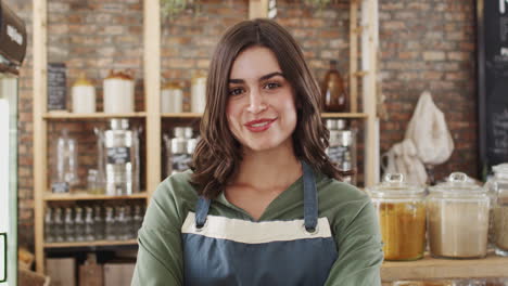 retrato de la propietaria de una tienda de comestibles sostenible sin plástico