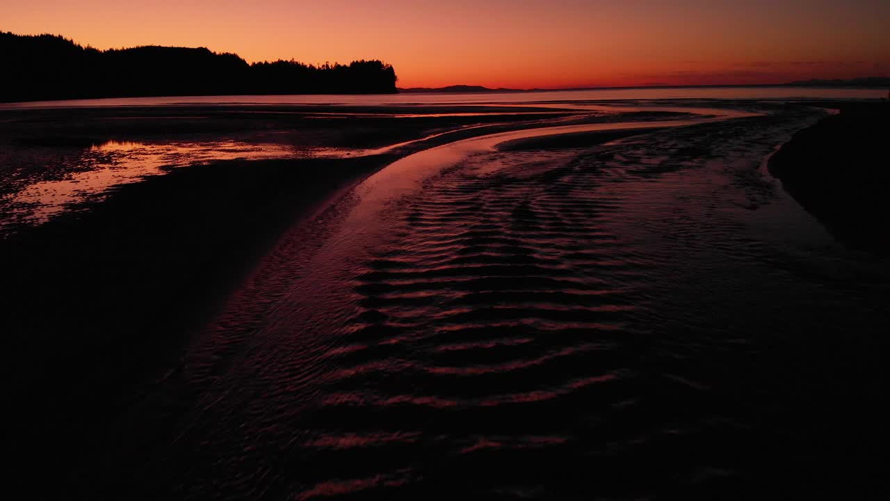 panorama aérea sobre el sol poniente sobre la costa del pacífico de port townsend, washington