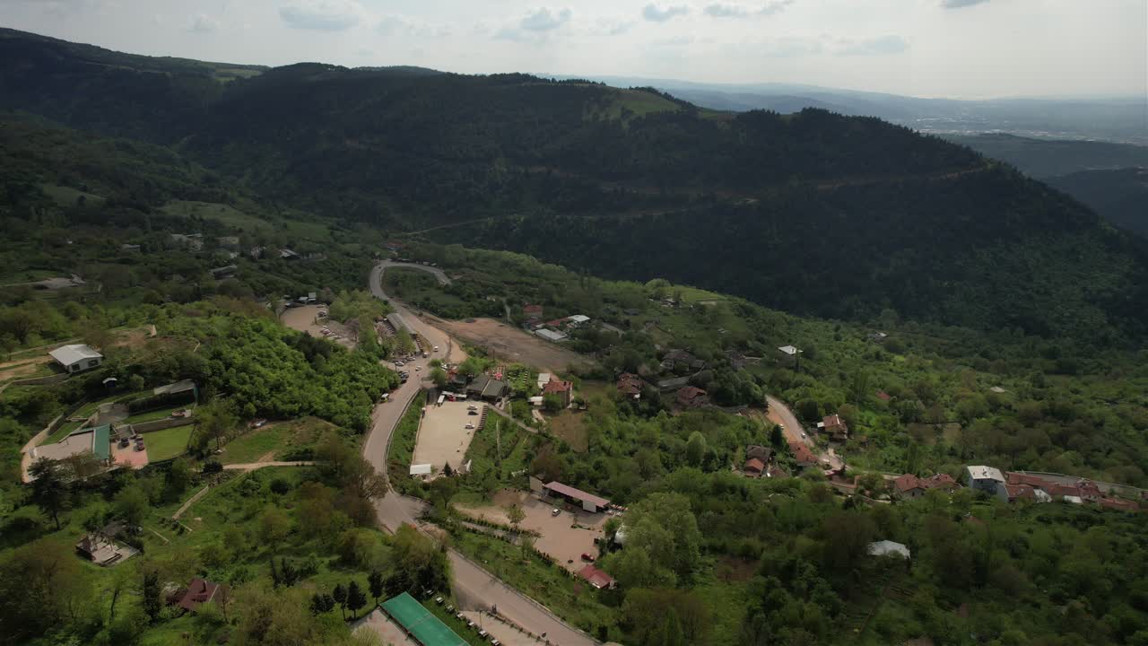 pueblo en el bosque verde