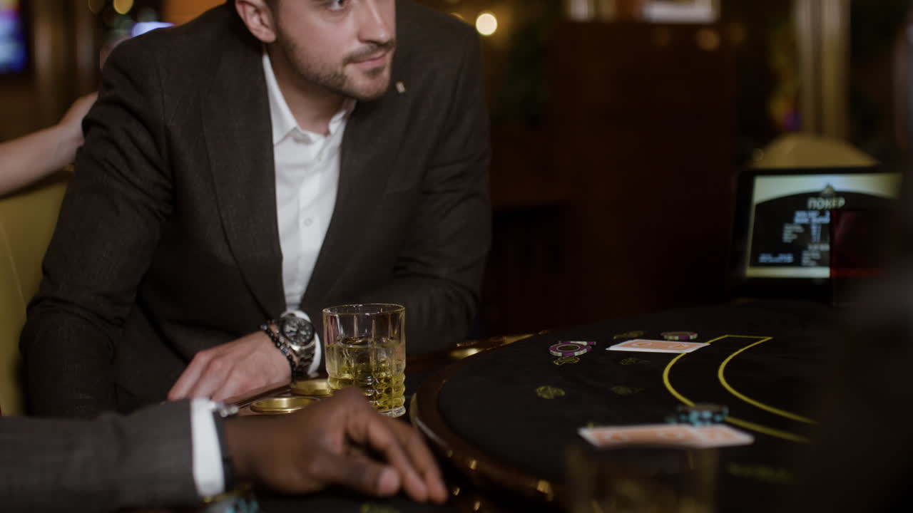 мужчина смотрит на свою карту.