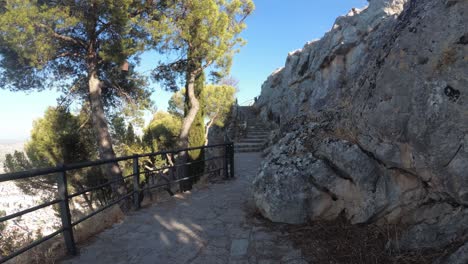 Castillo-De-Jaen,-Spanien-Jaens-Burg-Fliegende-Und-Bodenaufnahmen-Von-Dieser-Mittelalterlichen-Burg-Am-Nachmittag-Im-Sommer,-Es-Zeigt-Auch-Die-Stadt-Jaen,-Die-Mit-Einer-Drohne-Und-Einer-Action-kamera-Mit-4k-24fps-Unter-Verwendung-Von-Nd-filtern-Aufgenommen-Wurde-44