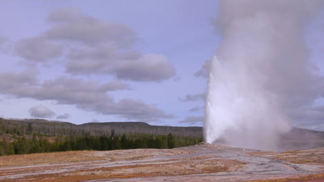 Alte-Gläubige-Brechen-Im-Yellowstone-Nationalpark-Aus-1