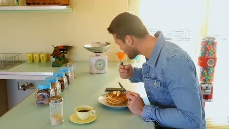 hombre usando teléfono móvil mientras desayuna 4k