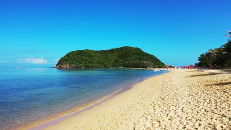 Colores-Vivos-De-Playa-Exótica-Con-Arena-Blanca-Bañada-Por-Aguas-Tranquilas-Y-Claras-De-Mar-Azul-Y-Colina-Verde-De-Isla-Tropical-En-Tailandia